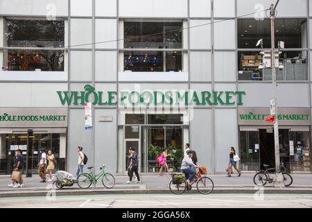 Whole Foods Market sur la 6e Avenue à Bryant Park à Manhattan, New York. Banque D'Images