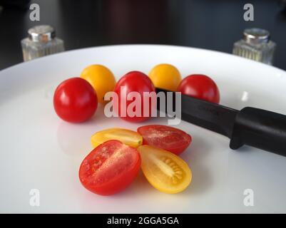 Cocktail de tomates avec sel et poivre et un couteau. Banque D'Images