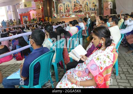 Dhaka, Bangladesh. 30 août 2021. Les dévotés proposent des prières dans le temple ISKCON secteur 33, à la veille du Festival hindou de Janmashtami, marque la naissance du Seigneur de dieu hindou Krishna le 30 août 2021 à Dhaka, au Bangladesh. (Photo de Habibur Rahman / Eyepix Group) crédit: EYEPIX Group/Alay Live News Banque D'Images