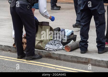 Londres, Royaume-Uni. 30 août 2021. La police s'arrête et recherche des activistes dans le bâtiment de News Corp pendant la manifestation de la rébellion d'extinction alors qu'ils tiennent « l'impossible Tea Party » à Londres. (Photo par Dave Rushen/SOPA Images/Sipa USA) crédit: SIPA USA/Alay Live News Banque D'Images