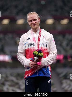 Jonnie Peacock, en Grande-Bretagne, reçoit sa médaille de bronze pour le 100m masculin - T64 pendant l'athlétisme au stade olympique le sixième jour des Jeux paralympiques de Tokyo de 2020 au Japon. Date de la photo: Lundi 30 août 2021. Banque D'Images