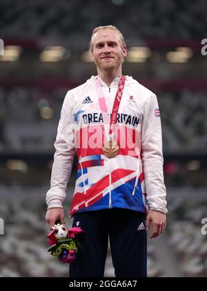 Jonnie Peacock, en Grande-Bretagne, reçoit sa médaille de bronze pour le 100m masculin - T64 pendant l'athlétisme au stade olympique le sixième jour des Jeux paralympiques de Tokyo de 2020 au Japon. Date de la photo: Lundi 30 août 2021. Banque D'Images