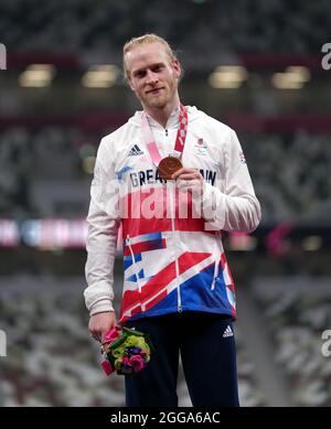 Jonnie Peacock, en Grande-Bretagne, reçoit sa médaille de bronze pour le 100m masculin - T64 pendant l'athlétisme au stade olympique le sixième jour des Jeux paralympiques de Tokyo de 2020 au Japon. Date de la photo: Lundi 30 août 2021. Banque D'Images