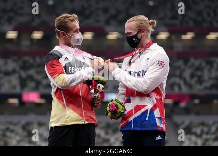 Jonnie Peacock en Grande-Bretagne avec sa médaille de bronze aux côtés de la médaille de bronze commune Johannes Floors en Allemagne pour les hommes 100m - T64 pendant les Athlétiques au stade olympique le sixième jour des Jeux paralympiques de Tokyo de 2020 au Japon. Date de la photo: Lundi 30 août 2021. Banque D'Images