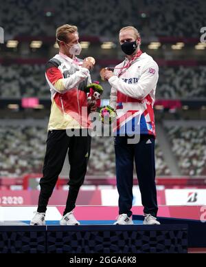 Jonnie Peacock en Grande-Bretagne avec sa médaille de bronze aux côtés de la médaille de bronze commune Johannes Floors en Allemagne pour les hommes 100m - T64 pendant les Athlétiques au stade olympique le sixième jour des Jeux paralympiques de Tokyo de 2020 au Japon. Date de la photo: Lundi 30 août 2021. Banque D'Images