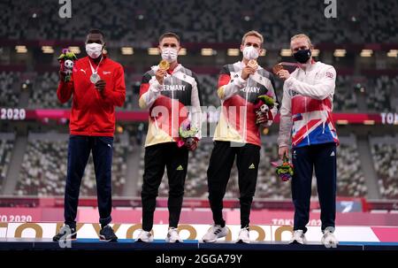 Cérémonie de remise des médailles pour les hommes 100m - T64, Felix Steng (Or) en Allemagne, Sherman Isidro Guity au Costa Rica (argent) et Jonnie Peacock en Grande-Bretagne (Bronze interarmées) et Johannes Floors en Allemagne (Bronze interarmées) pendant les Athlétiques au stade olympique le sixième jour des Jeux paralympiques de Tokyo 2020 au Japon. Date de la photo: Lundi 30 août 2021. Banque D'Images