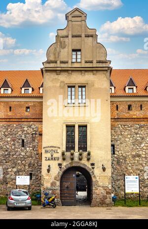 Bytow, Pologne - 5 août 2021 : murs de défense et porte principale du château gothique médiéval de Bytow de l'ordre teutonique et des ducs de Poméranie dans la ville historique ce Banque D'Images