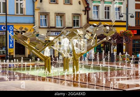 Bytow, Pologne - 5 août 2021 : travaux nautiques dans la vieille ville place du marché de Rynek, dans le centre-ville historique de Bytow, dans la région de Kaszuby, dans la région de Pomerania Banque D'Images