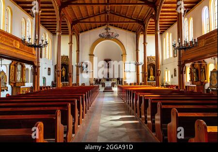 Bytow, Pologne - 5 août 2021 : église paroissiale de Sainte Catherine d'Alexandrie sur la place du marché de Rynek, dans le centre-ville historique de Bytow, dans la région de Kaszuby Banque D'Images