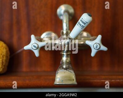 30 août 2021, Hessen, Bad Homburg VOR Der Höhe: Un équipement de salle de bain, tel que mai ont été utilisés par le Kaiser Wilhelm II, est monté sur une baignoire dans le palais. Bad Homburg Palace abrite les seuls appartements impériaux encore en Allemagne. Après dix ans de restauration, la soi-disant aile royale doit être rouverte au public au début du mois de septembre. Photo: Andreas Arnold/dpa Banque D'Images