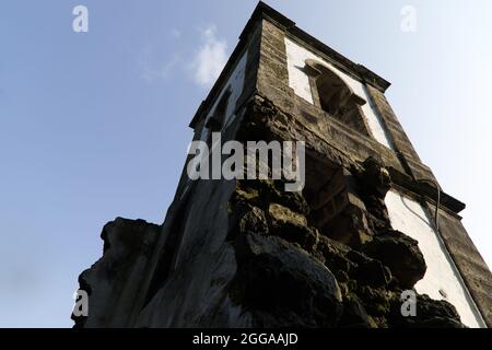 Les ruines du clocher d'Urzelina, sur l'île de Sao Jorge, dans les Açores Banque D'Images