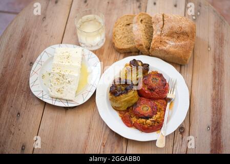 Gemista, cuisine traditionnelle grecque, tomates farcies et poivrons avec riz Banque D'Images