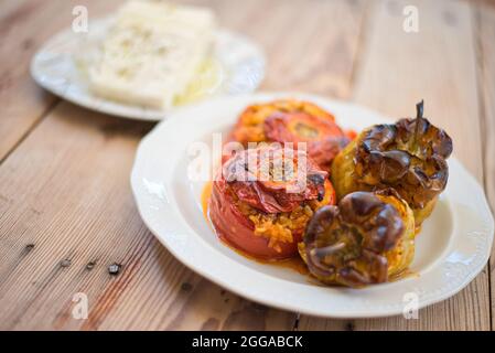 Gemista, cuisine traditionnelle grecque, tomates farcies et poivrons avec riz Banque D'Images