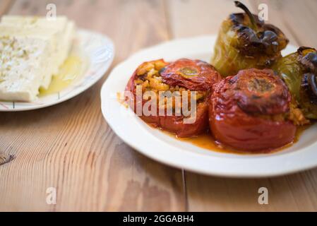 Gemista, cuisine traditionnelle grecque, tomates farcies et poivrons avec riz Banque D'Images