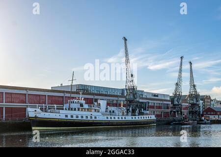 Le Balmoral se lie le long du MShed au port flottant de Bristol. Banque D'Images