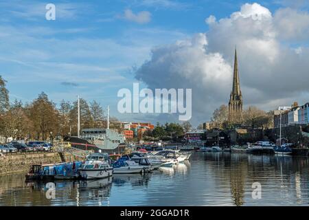 Port flottant de Bristol sous la flèche de l'église St Mary Redcliffe à Bristol Banque D'Images