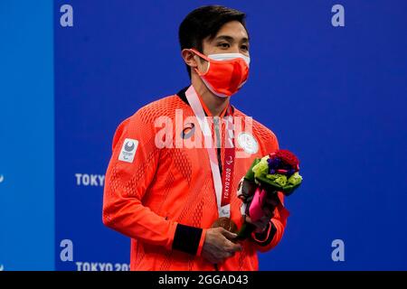 Tokyo, Japon. 30 août 2021. TOKYO, JAPON - 30 AOÛT : Uchu Tomita du Japon lors de la cérémonie de la victoire finale individuelle Medley SM11 de 200 m des hommes lors des Jeux paralympiques de Tokyo 2020 au Tokyo Aquatics Centre le 30 août 2021 à Tokyo, Japon (photo d'Ilse Schaffers/Orange Pictures) NOCNSF crédit: Orange pics/Alay BV Live News Banque D'Images