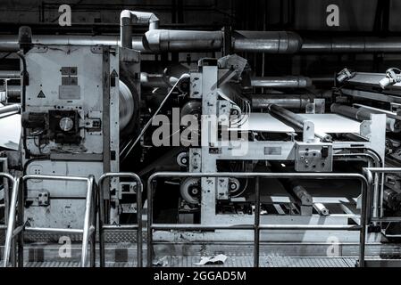 Le papier est converti en carton ondulé composé de plusieurs couches ondulées et plates. Ce produit final est utilisé pour l'emballage Banque D'Images