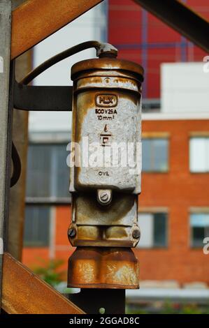 FRANCFORT, ALLEMAGNE - 12 août 2021 : une ancienne boîte de distribution sur un mât de caténaire à Francfort. Boîtier GRP abîmé. Banque D'Images