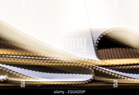 Le papier est converti en carton ondulé composé de plusieurs couches ondulées et plates. Ce produit final est utilisé pour l'emballage Banque D'Images