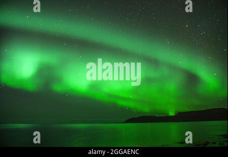 Aurora au-dessus de Grundarfjörður sur la côte de la péninsule de Snaefelsness, dans l'ouest de l'Islande Banque D'Images