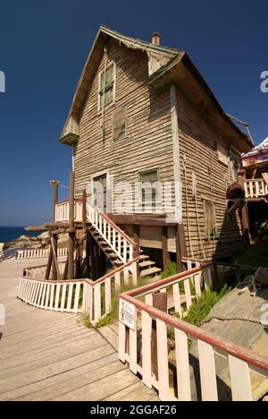 Popeye Village de Sweethaven où Popeye le film a été tourné avec Robin Williams à Anchor Bay à Mellieha sur l'île méditerranéenne de Malte Banque D'Images