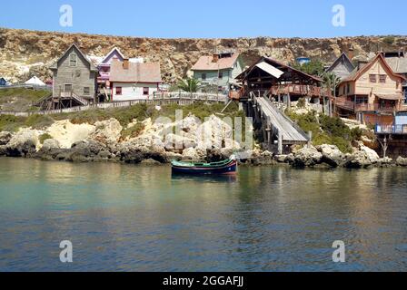 Popeye Village de Sweethaven où Popeye le film a été tourné avec Robin Williams à Anchor Bay à Mellieha sur l'île méditerranéenne de Malte Banque D'Images