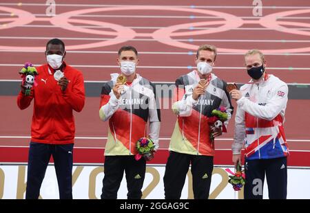 Tokio, Japon. 30 août 2021. Paralympiques : athlétisme, 100 m pour hommes, T64, cérémonie de remise des prix au stade olympique. Les médaillés Sherman Isidro Guity Guity du Costa Rica (argent - l-r) Felix Steng (or) d'Allemagne, Johannes Floors d'Allemagne (bronze) et Jonnie Peacock de Grande-Bretagne (bronze) sont sur le podium. Credit: Karl-Josef Hildenbrand/dpa/Alay Live News Banque D'Images