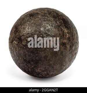 Boule de canon authentique du XVIIIe siècle isolée sur fond blanc Banque D'Images