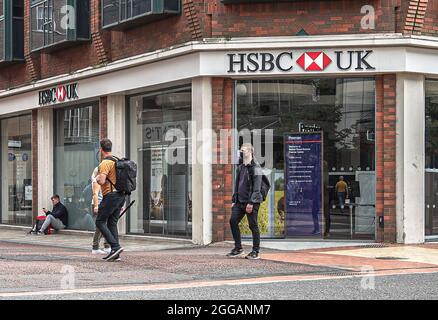 22 août 2021, Belfast, Antrim, Royaume-Uni : un client passe par la HSBC UK Bank, à Royal Avenue. (Credit image: © Michael Mc Nerney/SOPA Images via ZUMA Press Wire) Banque D'Images