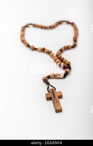 Souvenirs chrétiens de la Terre Sainte Rosaire en bois d'olive et crucifix sur fond blanc Banque D'Images