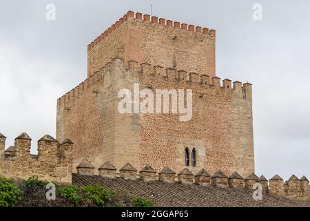 Cuidad Rodrigo Espagne - 05 12 2021: Vue sur la tour du château Enrique II, Parador de Ciudad Rodrigo, chemin piétonnier à l'intérieur de la forteresse médiévale Banque D'Images