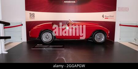 Maranello- Italie - 12 juin 2021 : :intérieur du musée Ferrari avec détail de Ferrari 125 S. Banque D'Images