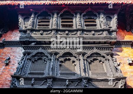 Des fenêtres sculptées du Kumari Ghar, palais de la déesse vivante Kumari, sur la place Kathmandu Durbar, au Népal, avant le tremblement de terre de 2015 Banque D'Images