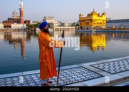 Le Temple d'Or (également connu sous le nom de Harmandir Sahib, éclairé. 'Demeure de Dieu' ou Darbār Sahib, signifiant 'cour exaltée') est un gurdwara (lieu d'assemblée et W Banque D'Images