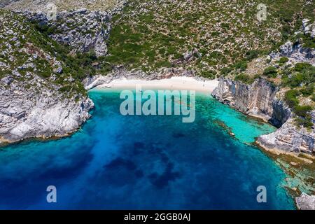 Vue aérienne d'une plage spectaculaire sur une péninsule isolée de karaburun et les touristes, l'explorer en hors-bord, albanie Banque D'Images