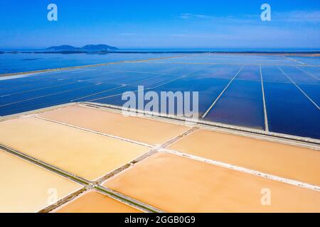 Vue aérienne de magnifiques paysages de champs de sel rose près de Vlore en Albanie Banque D'Images