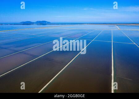 Vue aérienne de magnifiques paysages de champs de sel près de Vlore en Albanie Banque D'Images