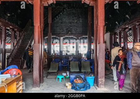 Kasthamandap, temple et abri sur la place Maru Tol, Katmandou, détruit lors du tremblement de terre de 2015 au Népal. Vue de l'intérieur Banque D'Images