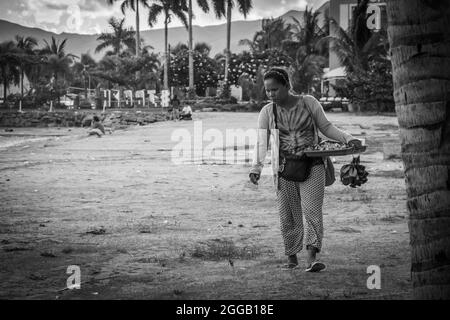 SUBIC, PHILIPPINES - 09 août 2017 : échelle de gris d'une vendeur féminine vendant des souvenirs à la plage de Subic Bay à Olongapo City, Zambals, Philippines Banque D'Images