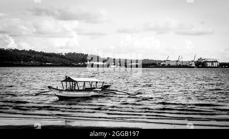 SUBIC, PHILIPPINES - 09 août 2017 : une échelle de gris d'un bateau de pêche à la plage de Subic Bay dans la ville d'Olongapo, Zambales, Philippines. Banque D'Images