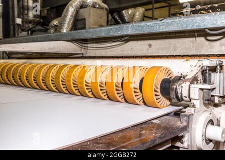 Le papier est converti en carton ondulé composé de plusieurs couches ondulées et plates. Ce produit final est utilisé pour l'emballage Banque D'Images