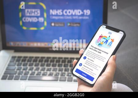 Kharkov, Ukraine - 25 août 2021 : logo de l'application NHS COVID-19 sur écran de téléphone mobile, image de stock Banque D'Images