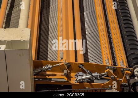 Le papier est converti en carton ondulé composé de plusieurs couches ondulées et plates. Ce produit final est utilisé pour l'emballage Banque D'Images