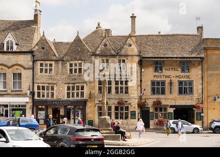 Le Kings Arms Hotel and Affichage House et le monument médiéval de la Croix du marché dans la ville de Stow on the Wold, Gloucestershire, Royaume-Uni Banque D'Images