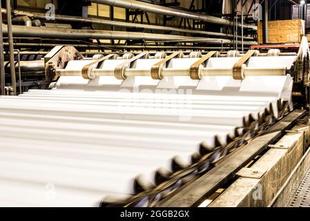 Le papier est converti en carton ondulé composé de plusieurs couches ondulées et plates. Ce produit final est utilisé pour l'emballage Banque D'Images