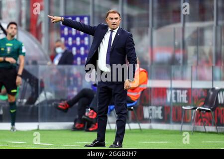 Milan, Italie. 29 août 2021. Leonardo Semplici, entraîneur en chef de Cagliari Calcio gestes pendant la série UN match entre AC Milan et Cagliari Calcio au Stadio Giuseppe Meazza . Banque D'Images