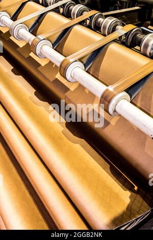 Le papier est converti en carton ondulé composé de plusieurs couches ondulées et plates. Ce produit final est utilisé pour l'emballage Banque D'Images