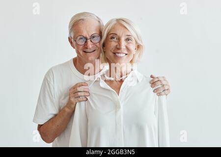 Portrait de couple senior moderne avec taille minimale, sur fond blanc et regardant l'appareil photo Banque D'Images