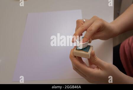 les mains de la femme mettent un timbre d'emballage durable Banque D'Images